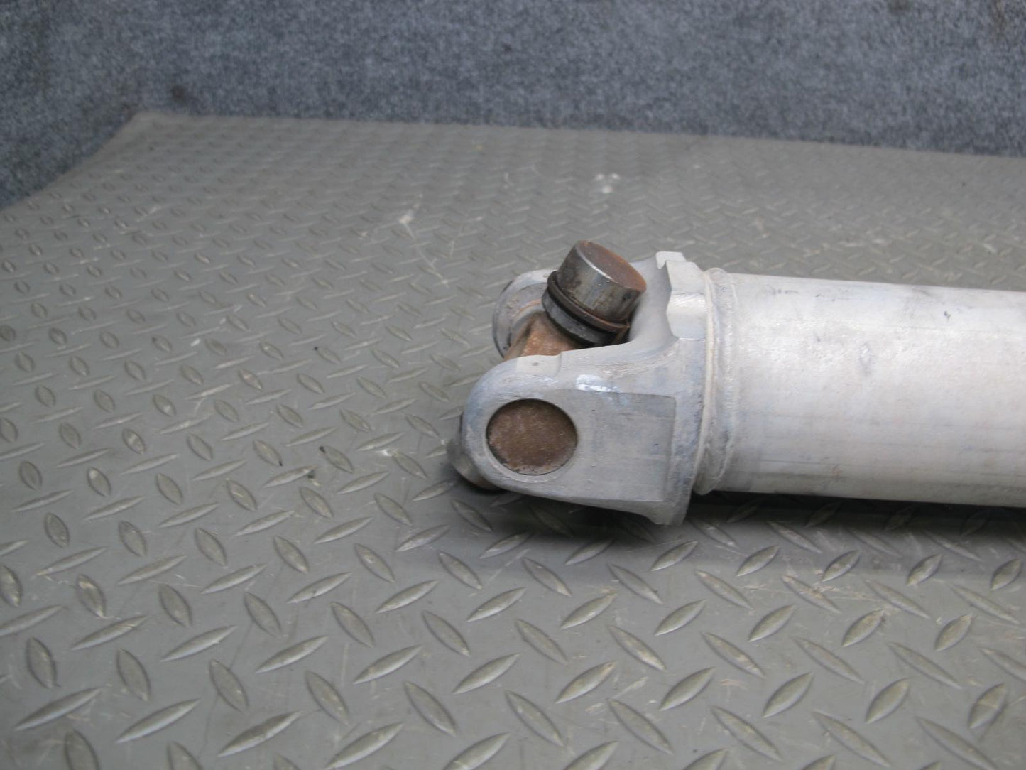 98-99 Chevrolet Camaro LS1 5.7L A/T Rear Drive Shaft Driveshaft 12559525 OEM