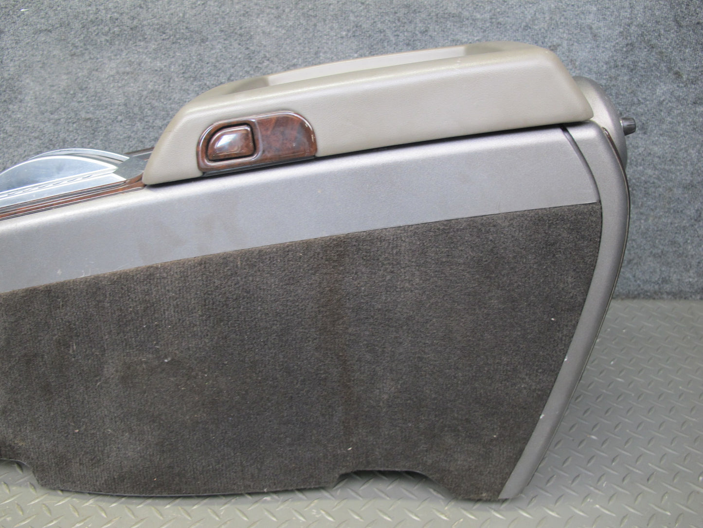 2003-2006 Hummer H2 Front Center Console Trim Cover Panel W/ Armrest