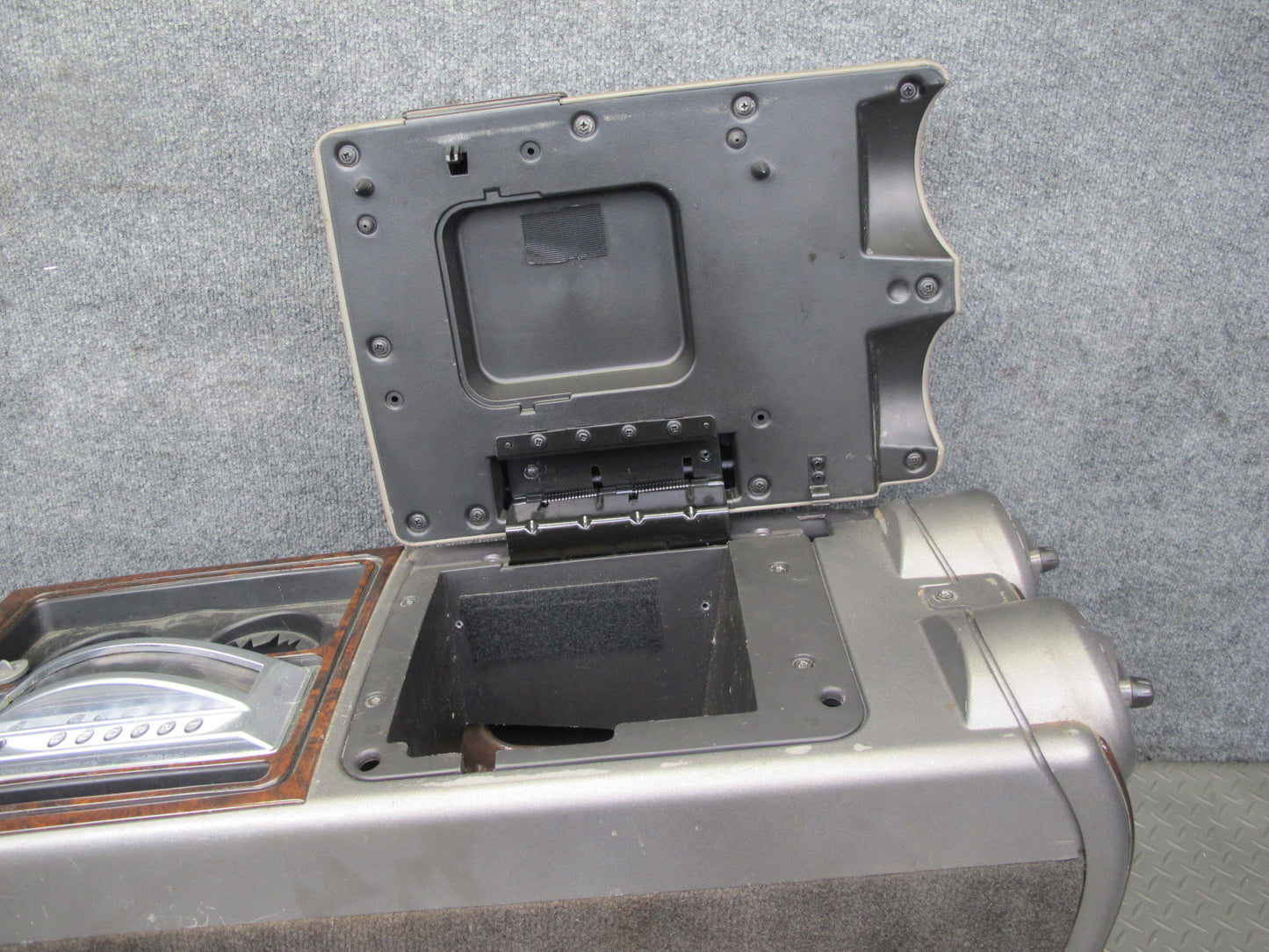 2003-2006 Hummer H2 Front Center Console Trim Cover Panel W/ Armrest