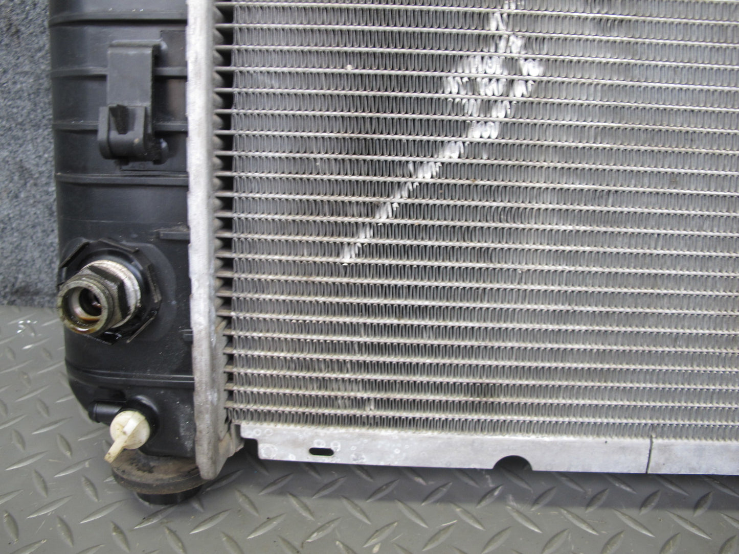 2003-2007 Hummer H2 6.0L Engine Motor Coolant Radiator