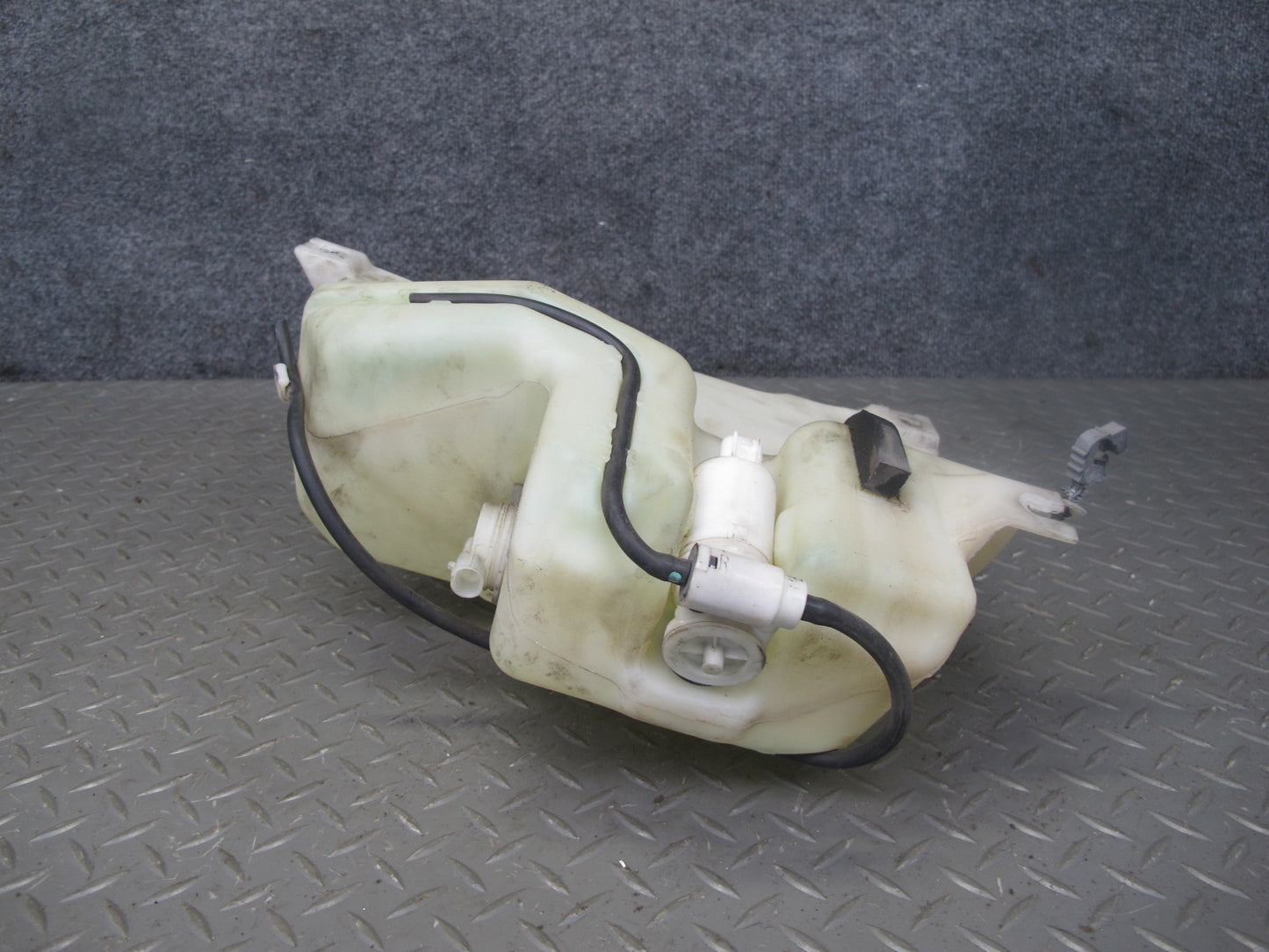 2003-2007 Hummer H2 Front Windshield Wiper Washer Reservoir Tank Bottle