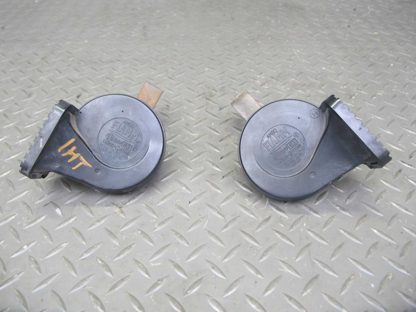 2003-2009 Hummer H2 High & Low Tone Note Pitch Horn Signal Set of 2