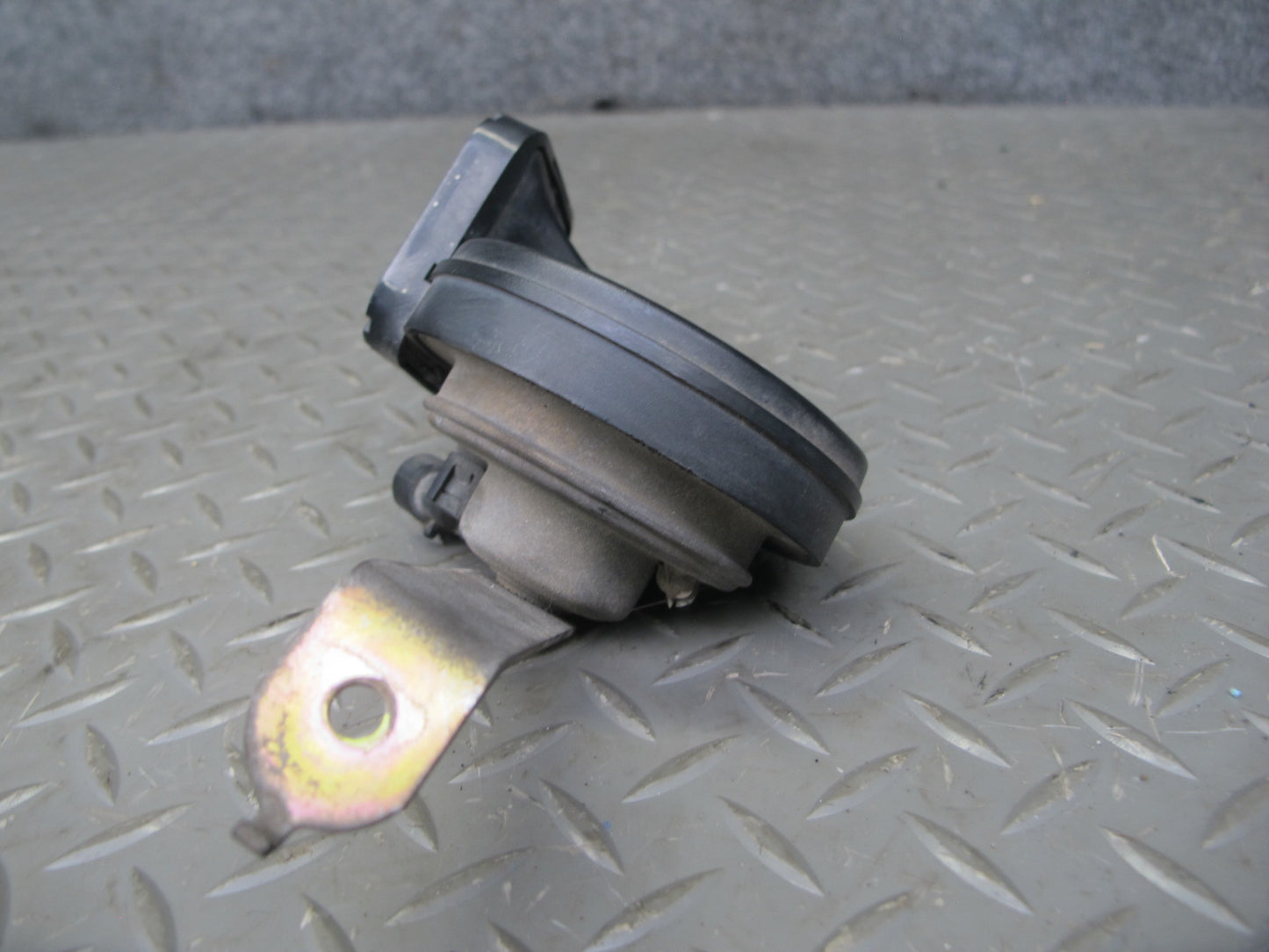 2003-2009 Hummer H2 High & Low Tone Note Pitch Horn Signal Set of 2