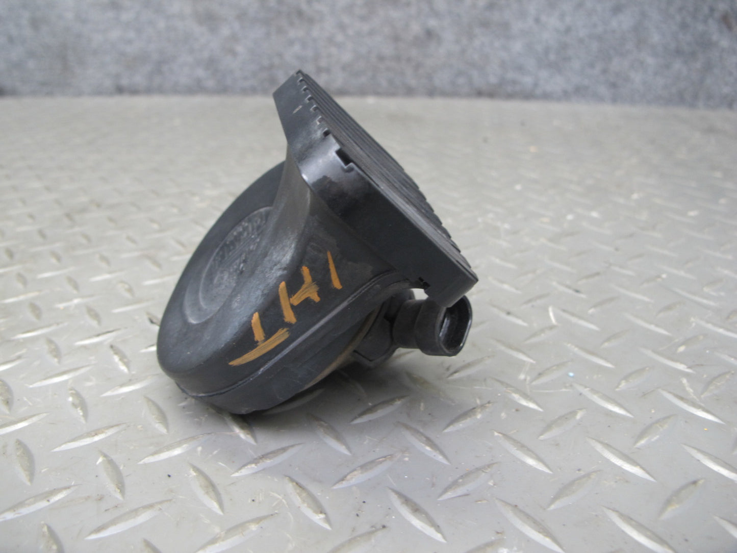 2003-2009 Hummer H2 High & Low Tone Note Pitch Horn Signal Set of 2