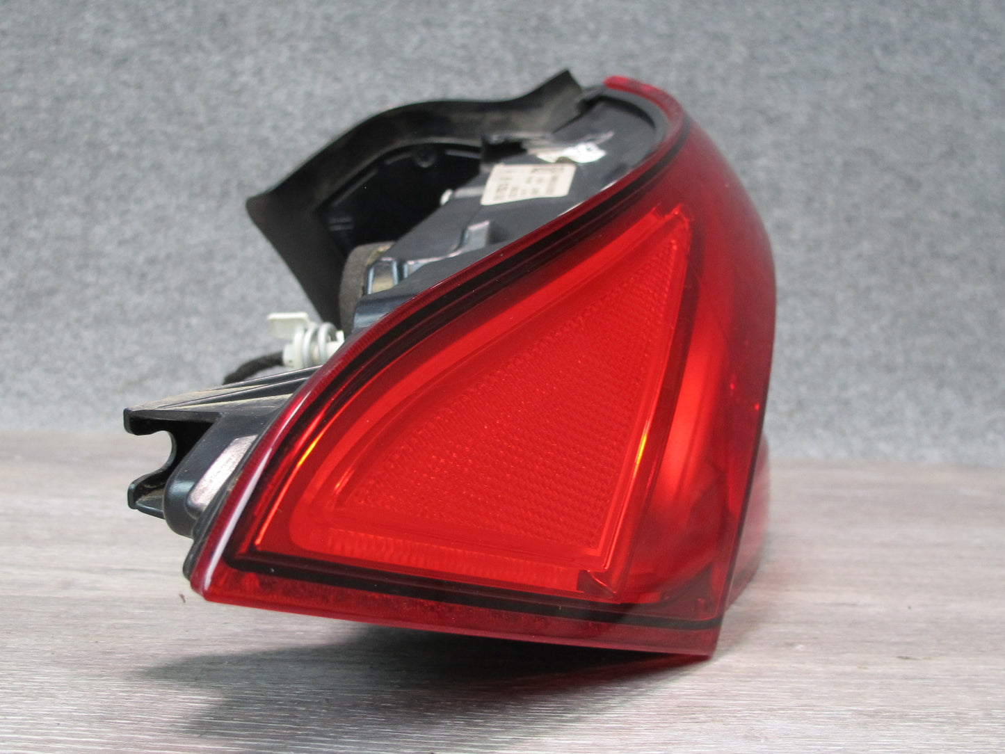2017-2020 Maserati Levante M161 Rear Left Outer Tail Light Lamp 670035797