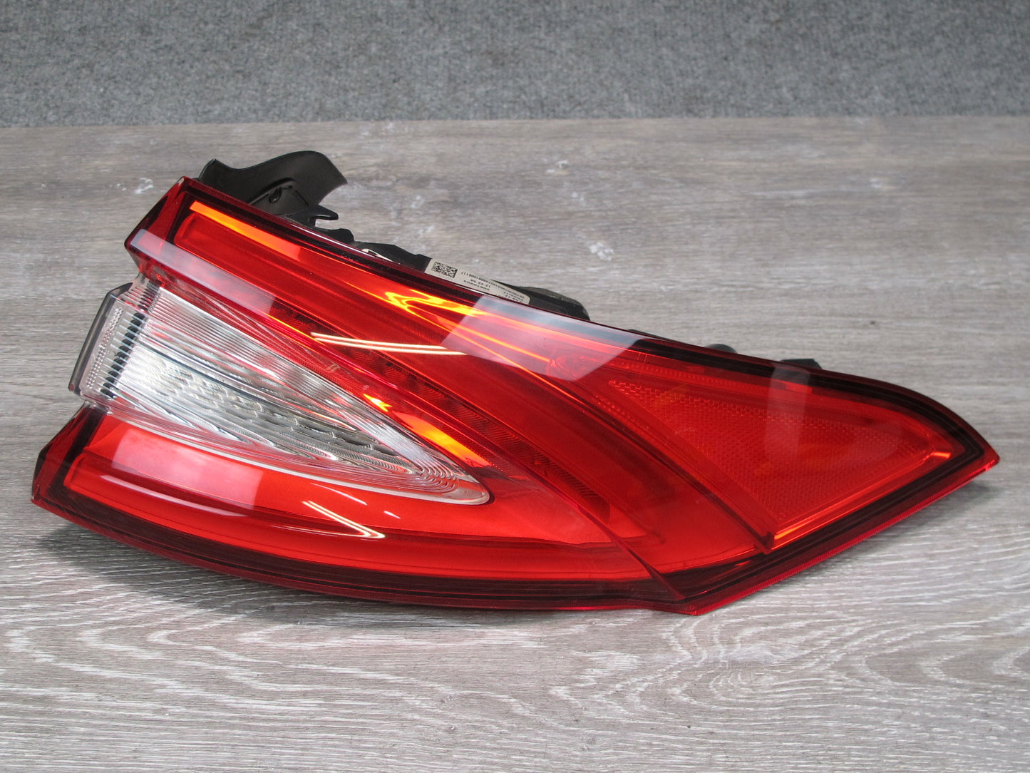 2017-2020 Maserati Levante M161 Rear Right Outer Tail Light Lamp 670035796