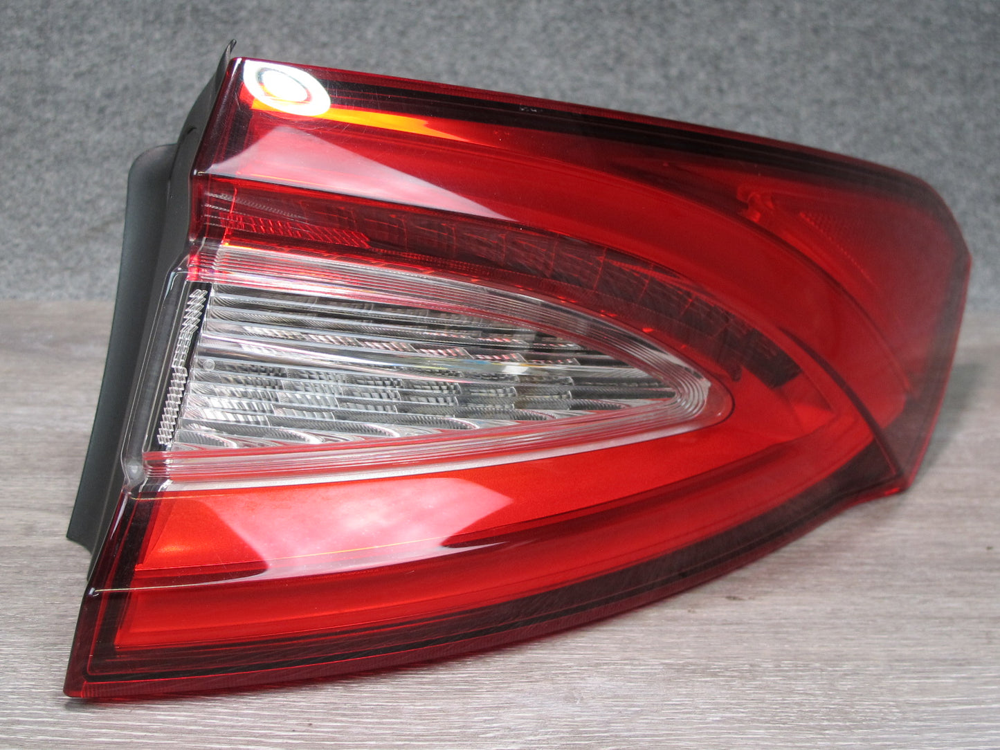 2017-2020 Maserati Levante M161 Rear Right Outer Tail Light Lamp 670035796