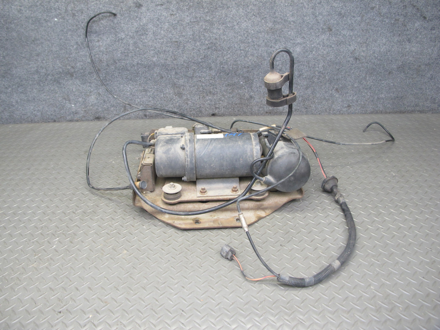 2003-2004 Hummer H2 Air Ride Suspension Compressor Pump Module 980421