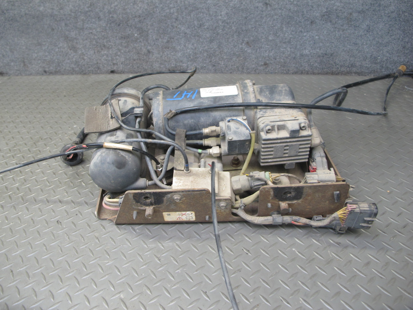 2003-2004 Hummer H2 Air Ride Suspension Compressor Pump Module 980421