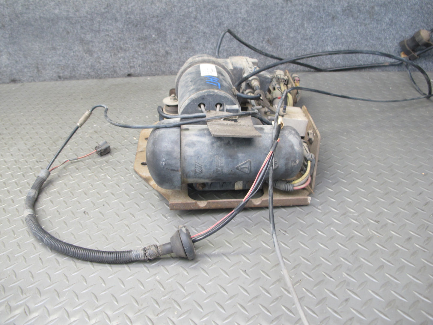 2003-2004 Hummer H2 Air Ride Suspension Compressor Pump Module 980421