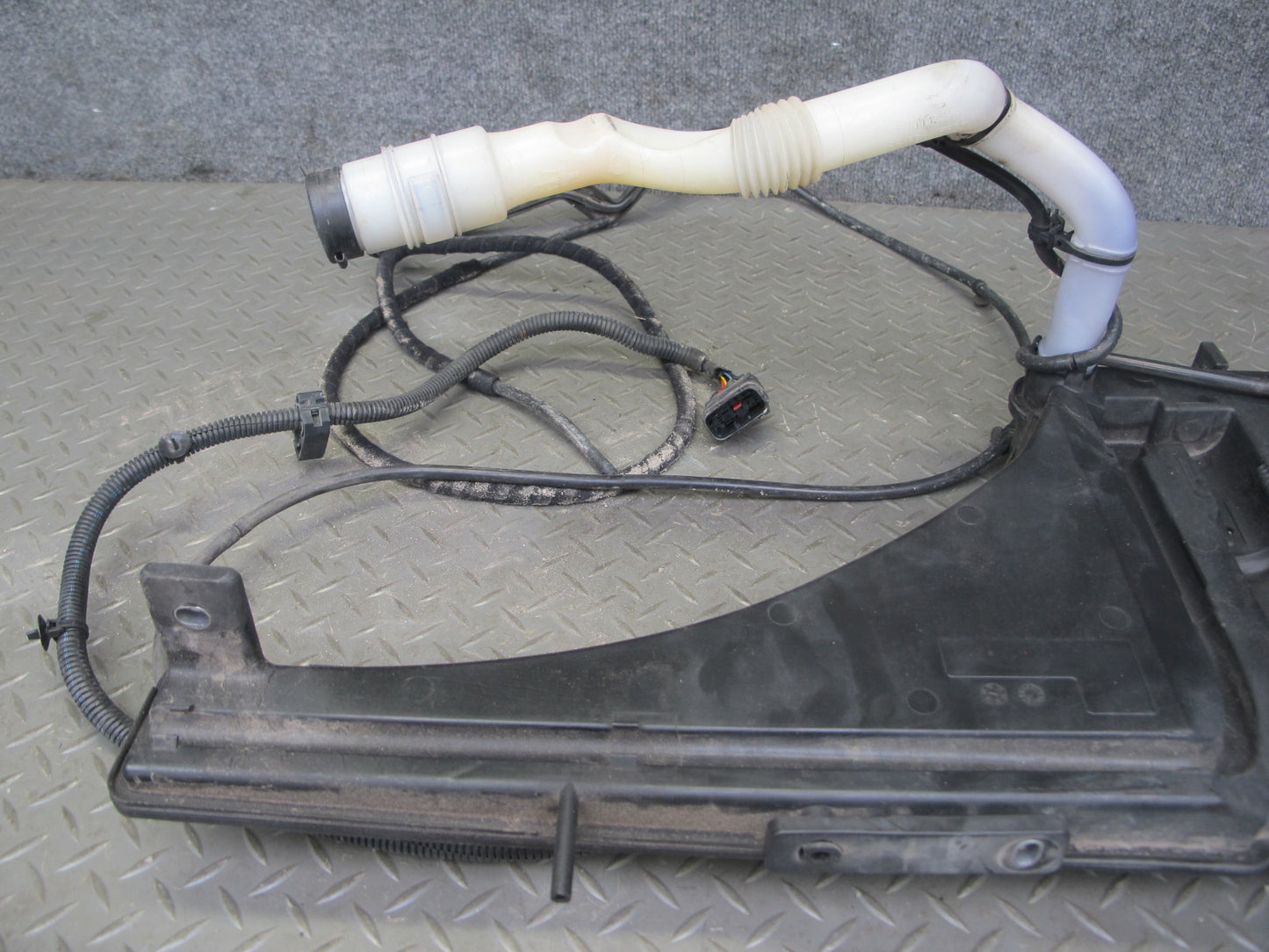 2017-2020 Maserati Levante M161 Windshield Washer Fluid Reservoir Tank w Pump