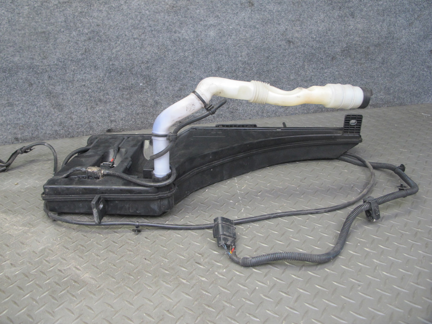 2017-2020 Maserati Levante M161 Windshield Washer Fluid Reservoir Tank w Pump