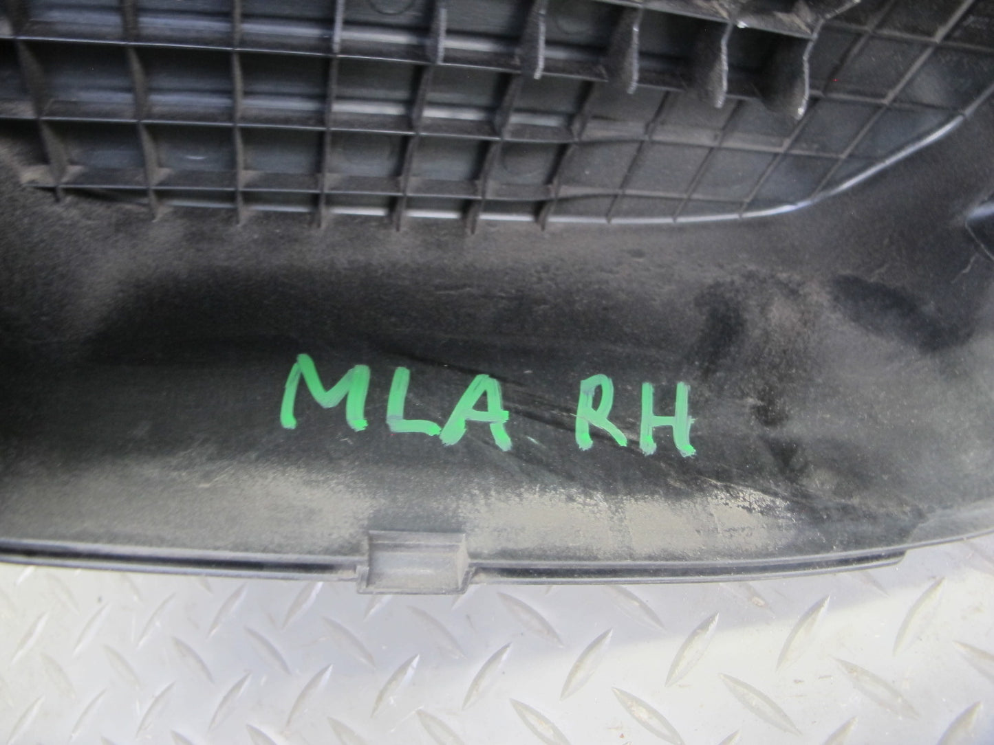 2017-2020 Maserati Levante M161 3.0L Right Air Intake Duct Tube w Cleaner Cover