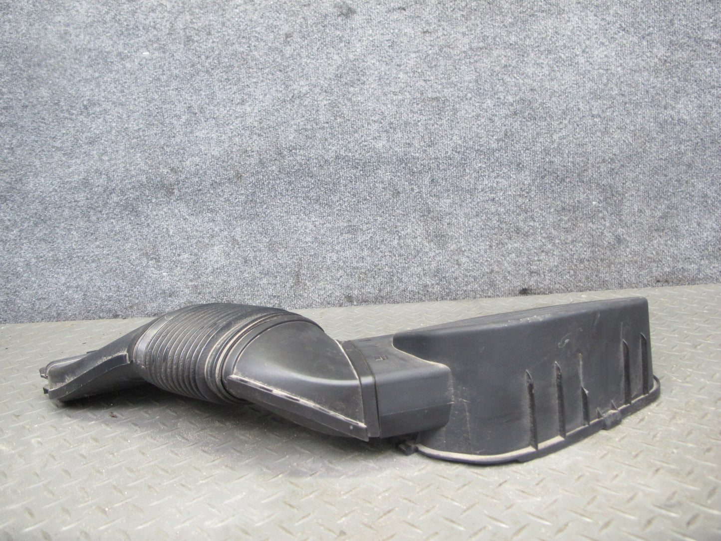 2017-2020 Maserati Levante M161 3.0L Right Air Intake Duct Tube w Cleaner Cover