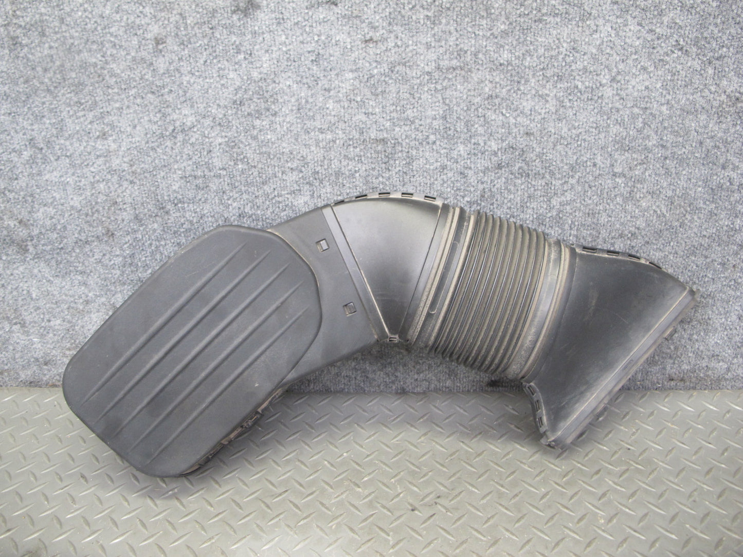 2017-2020 Maserati Levante M161 3.0L Right Air Intake Duct Tube w Cleaner Cover