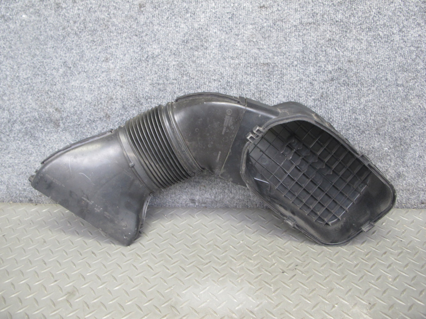 2017-2020 Maserati Levante M161 3.0L Right Air Intake Duct Tube w Cleaner Cover