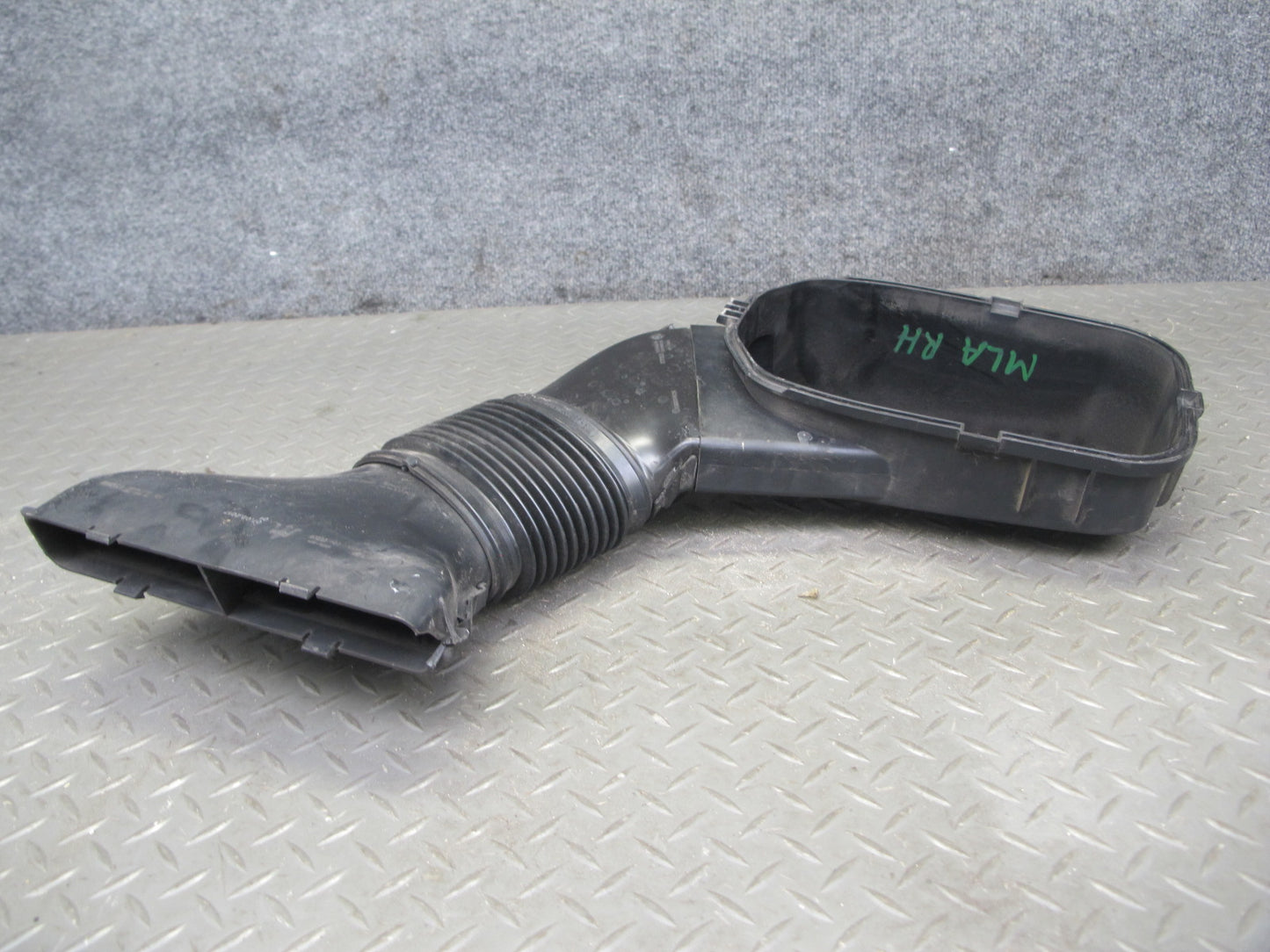 2017-2020 Maserati Levante M161 3.0L Right Air Intake Duct Tube w Cleaner Cover