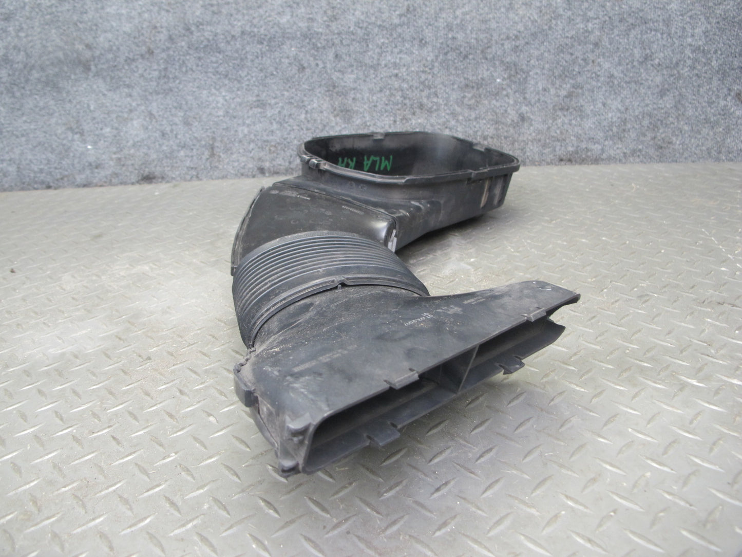 2017-2020 Maserati Levante M161 3.0L Right Air Intake Duct Tube w Cleaner Cover