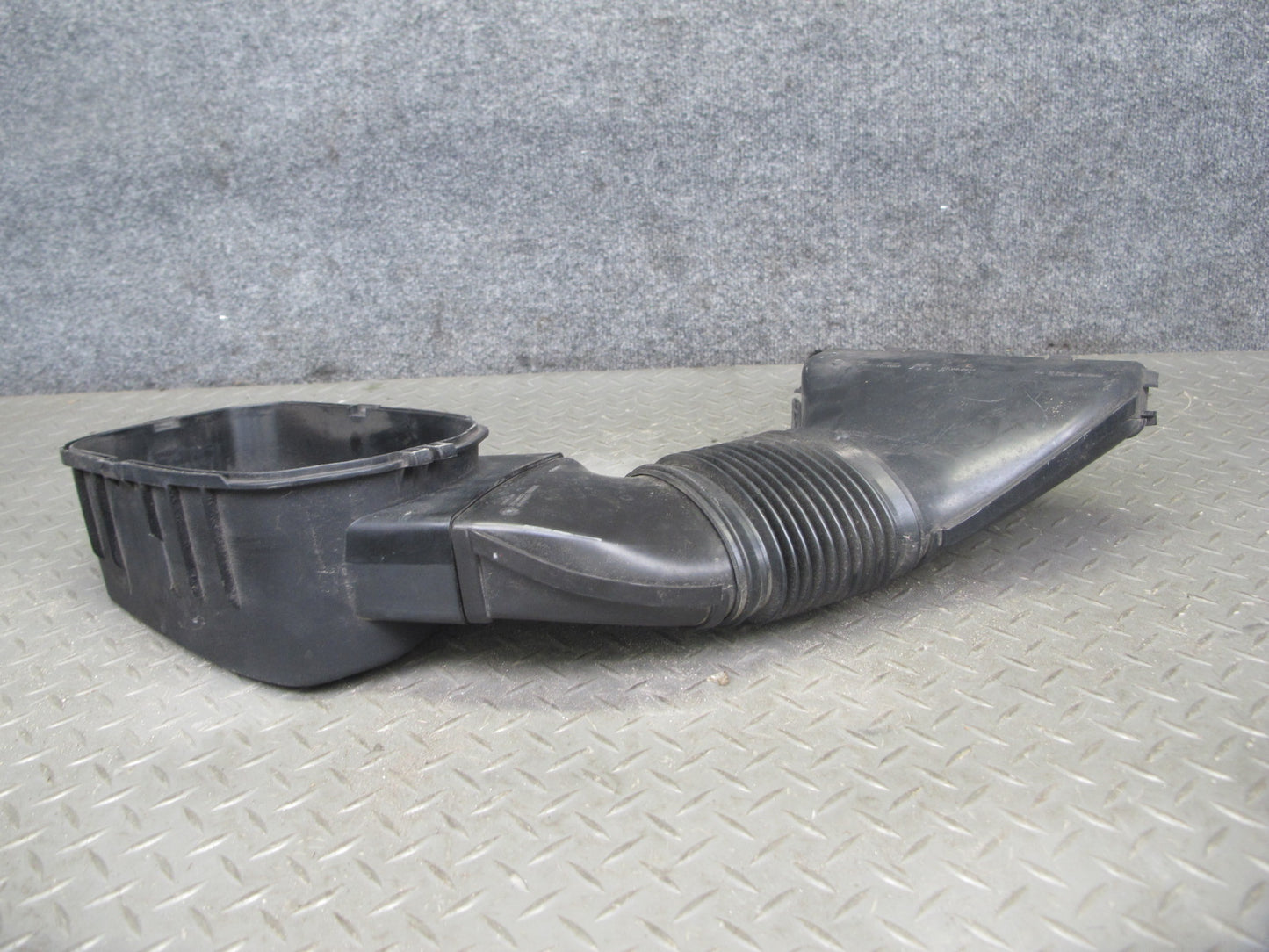 2017-2020 Maserati Levante M161 3.0L Right Air Intake Duct Tube w Cleaner Cover