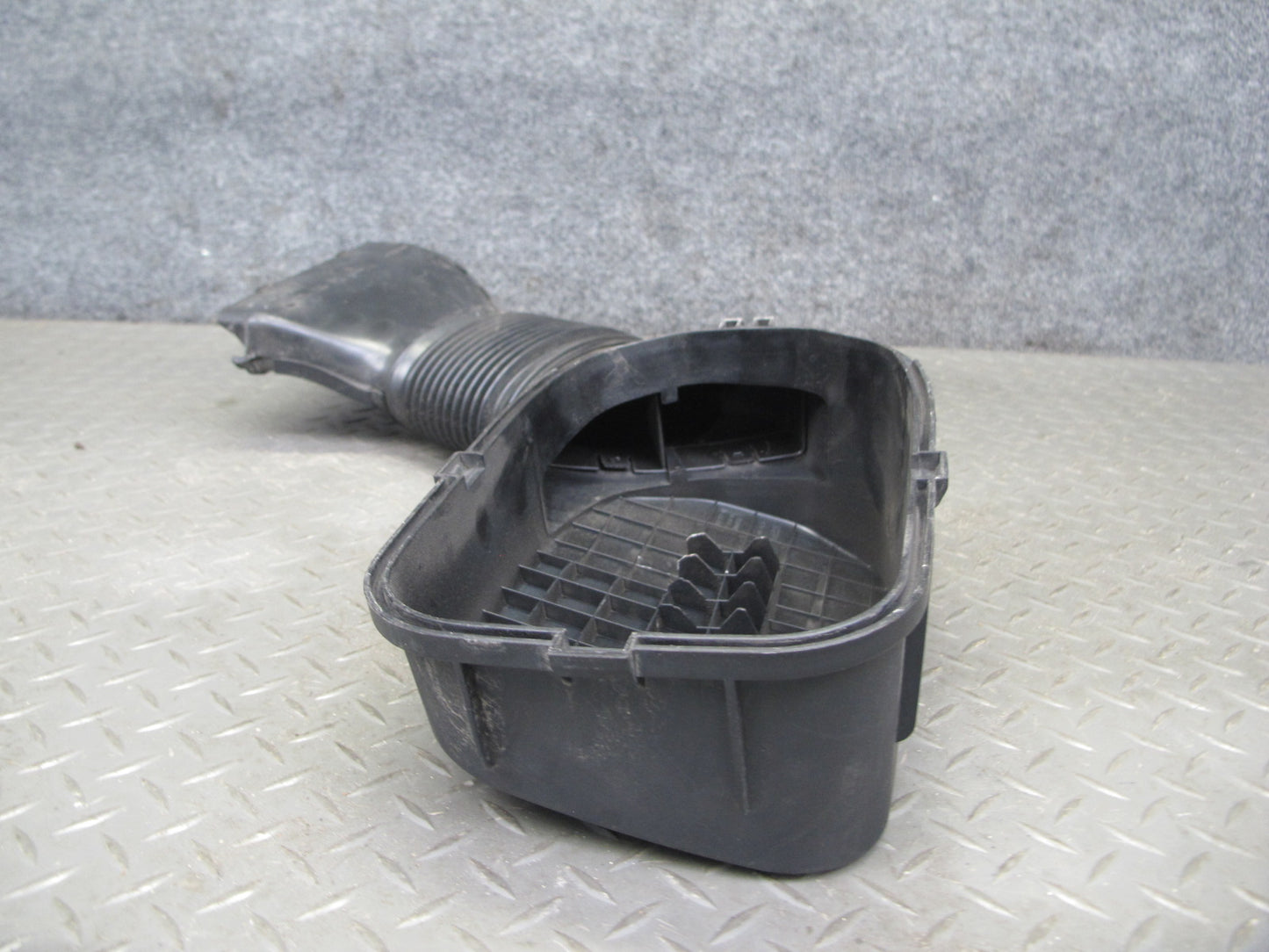 2017-2020 Maserati Levante M161 3.0L Right Air Intake Duct Tube w Cleaner Cover