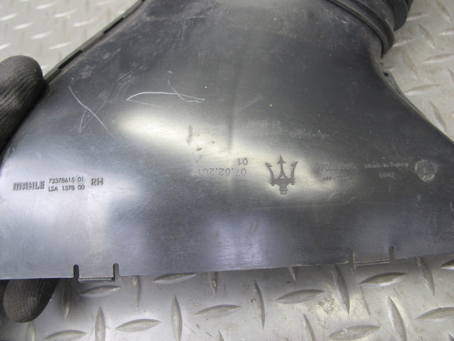 2017-2020 Maserati Levante M161 3.0L Right Air Intake Duct Tube w Cleaner Cover