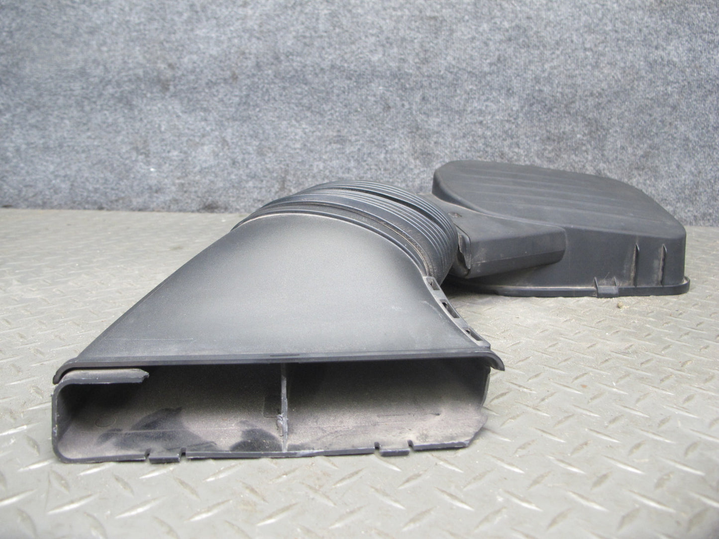 2017-2020 Maserati Levante M161 3.0L Left Air Intake Duct Tube w Cleaner Cover