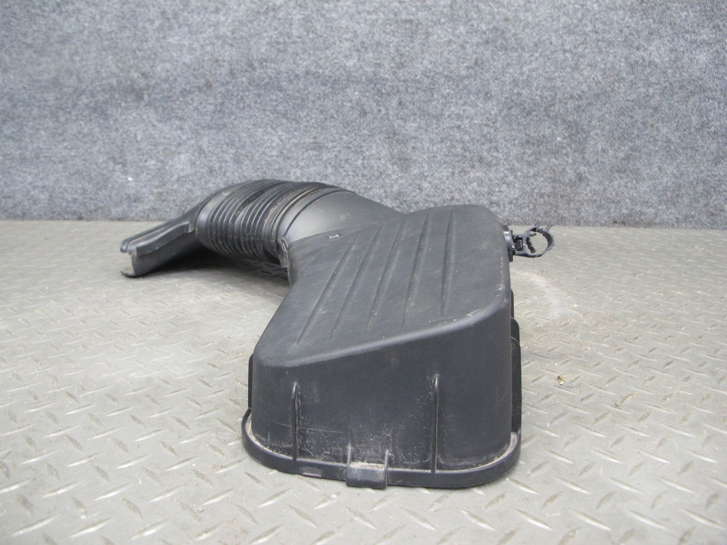 2017-2020 Maserati Levante M161 3.0L Left Air Intake Duct Tube w Cleaner Cover