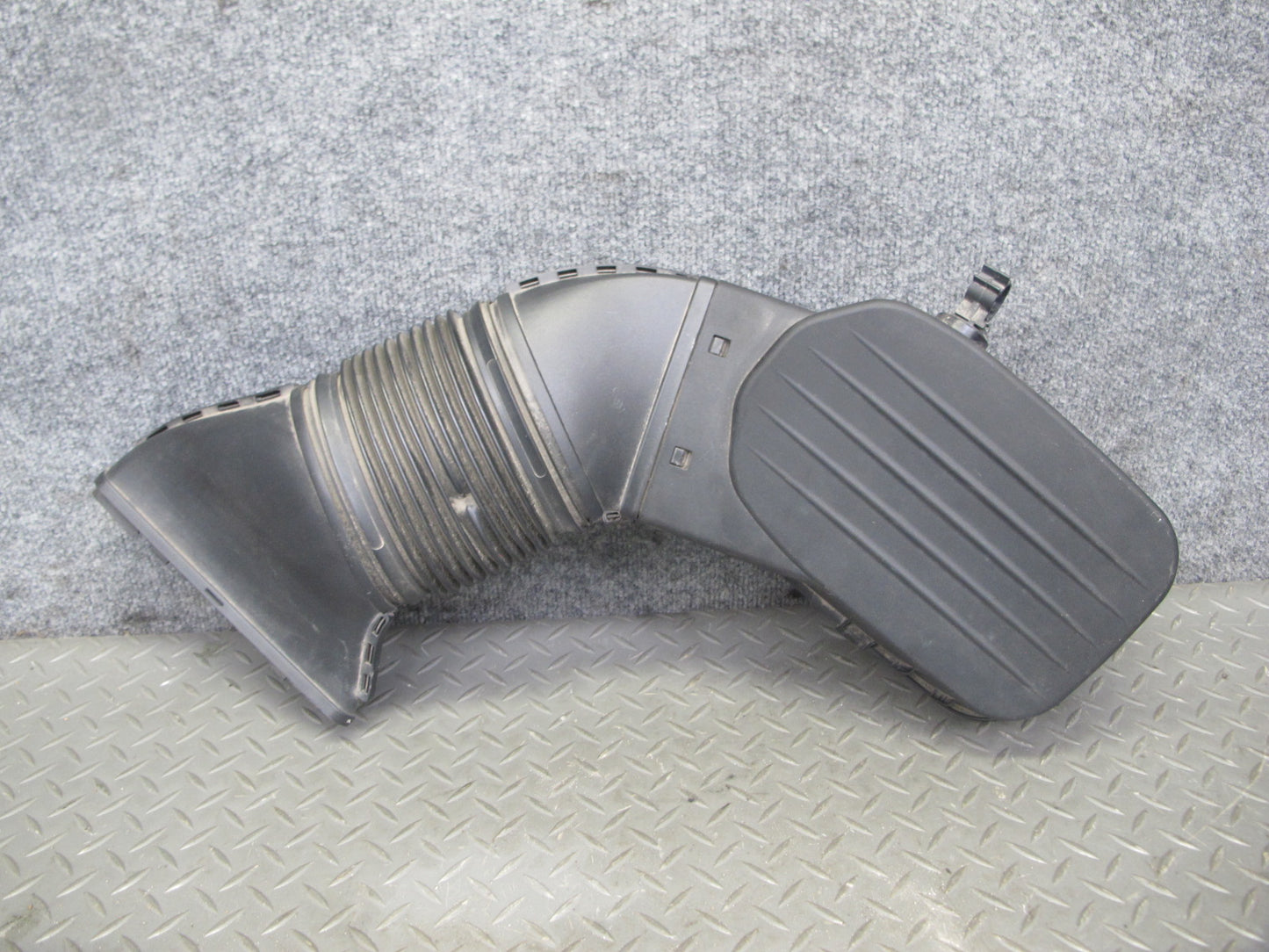 2017-2020 Maserati Levante M161 3.0L Left Air Intake Duct Tube w Cleaner Cover