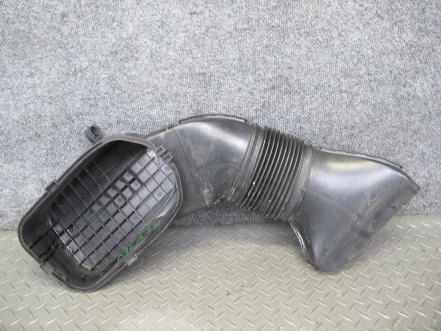 2017-2020 Maserati Levante M161 3.0L Left Air Intake Duct Tube w Cleaner Cover