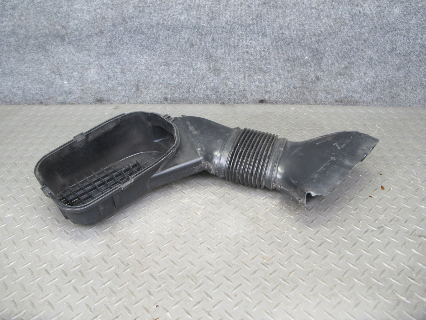 2017-2020 Maserati Levante M161 3.0L Left Air Intake Duct Tube w Cleaner Cover