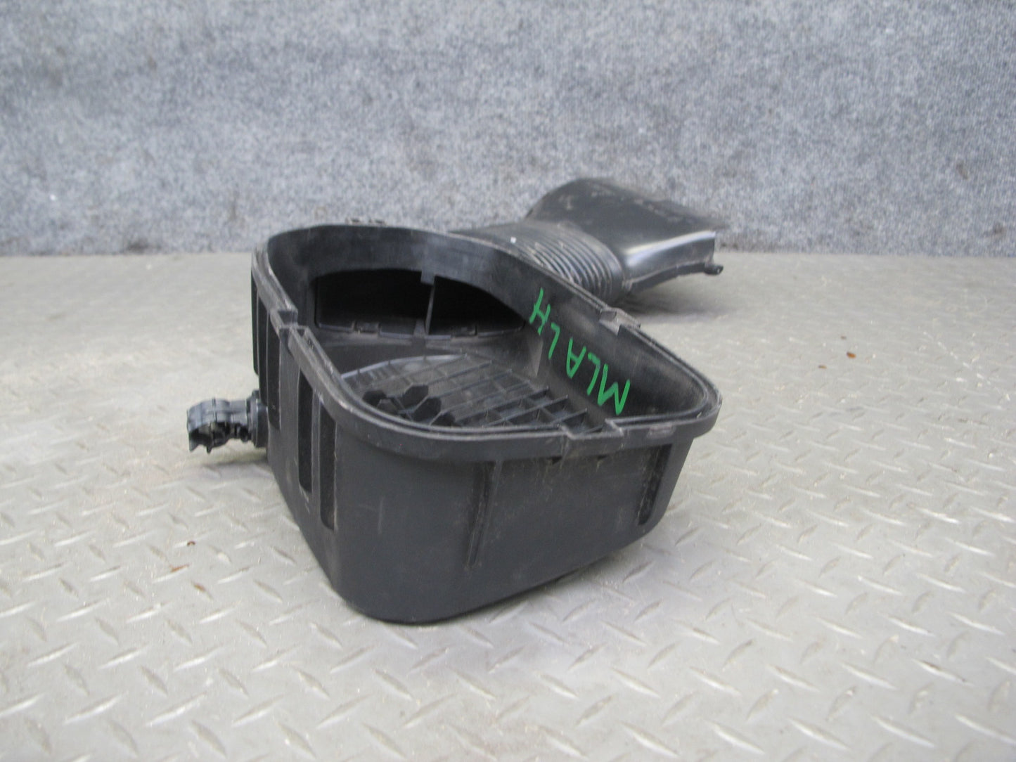 2017-2020 Maserati Levante M161 3.0L Left Air Intake Duct Tube w Cleaner Cover
