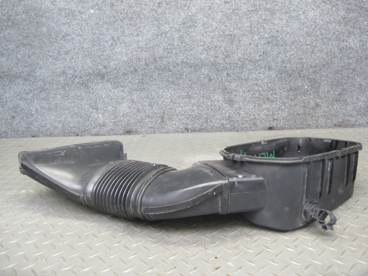 2017-2020 Maserati Levante M161 3.0L Left Air Intake Duct Tube w Cleaner Cover