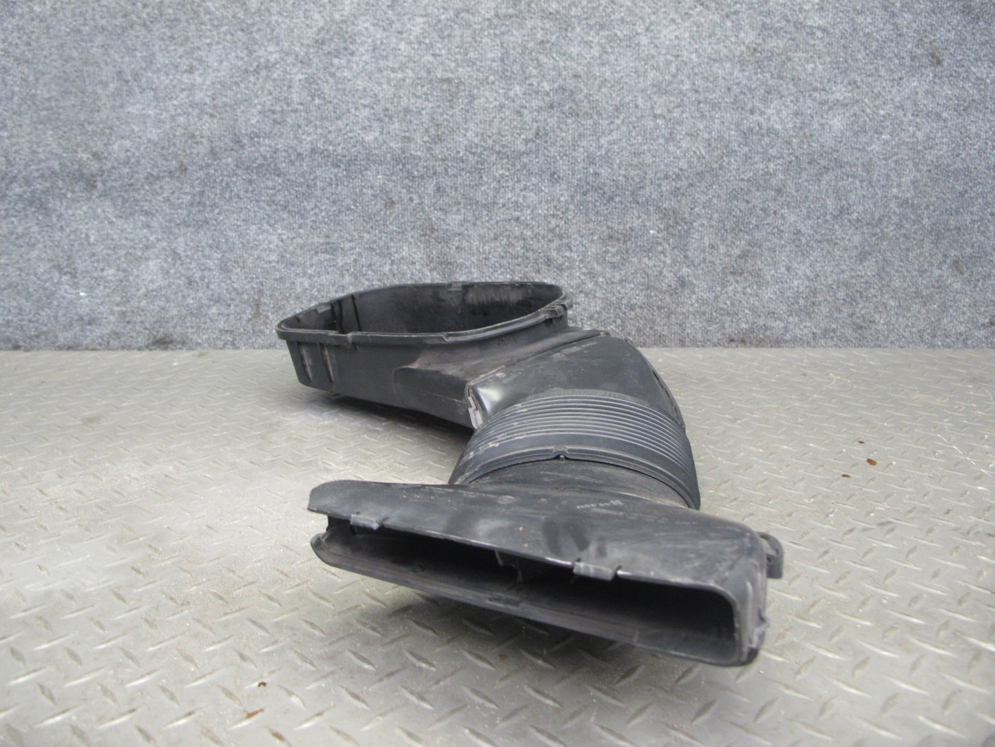 2017-2020 Maserati Levante M161 3.0L Left Air Intake Duct Tube w Cleaner Cover