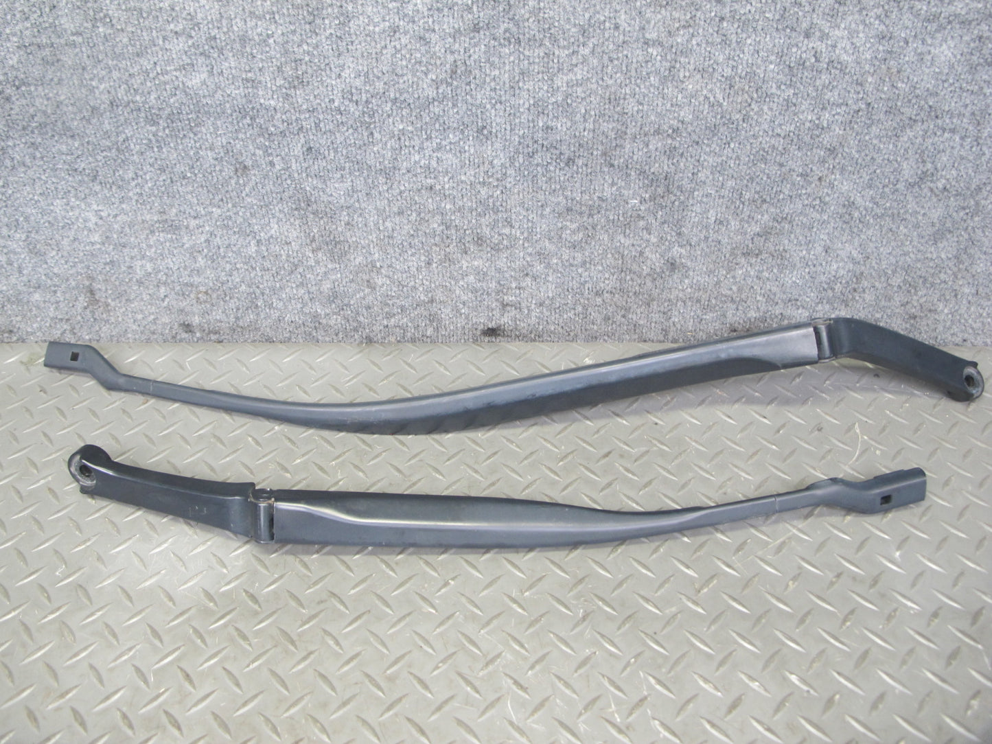 2017-2020 Maserati Levante M161 Front Windshield Left & Right Wiper Arm Set of 2