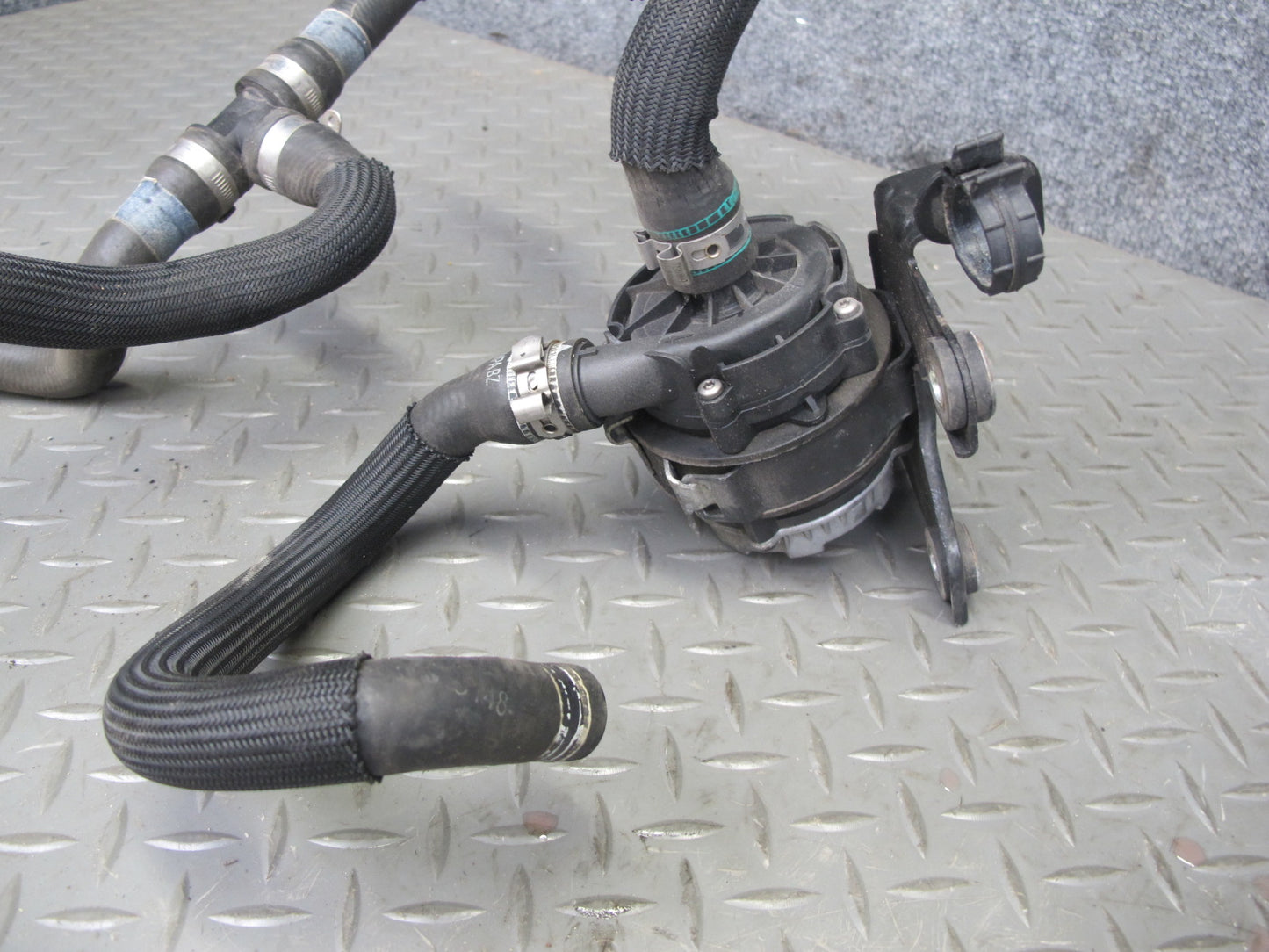 2017-2020 Maserati Levante M161 Auxiliary AUX Water Coolant Pump w Hoses