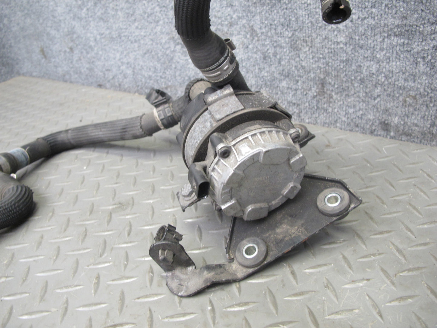 2017-2020 Maserati Levante M161 Auxiliary AUX Water Coolant Pump w Hoses