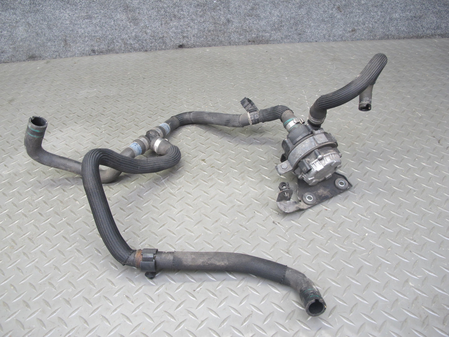 2017-2020 Maserati Levante M161 Auxiliary AUX Water Coolant Pump w Hoses