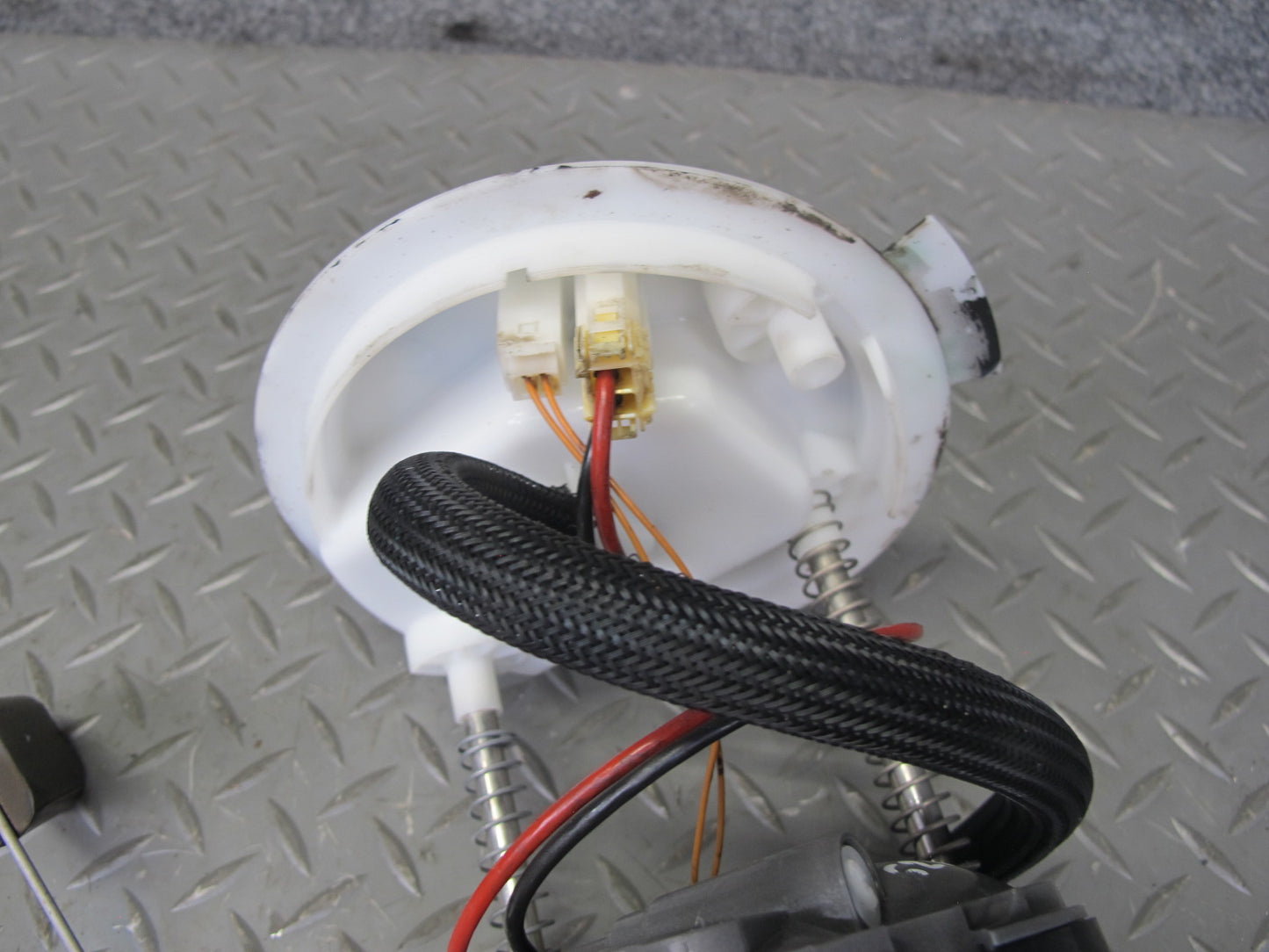 2017-2020 Maserati Levante M161 3.0L Fuel Pump Level Sensor Sending Unit Set