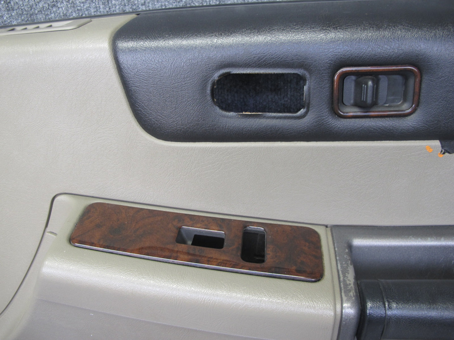 2003-2004 Hummer H2 Front Right Passenger Side Interior Door Panel Trim