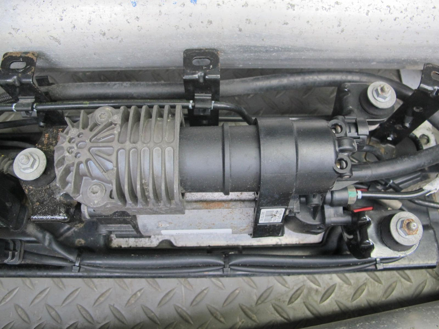 2017-2020 Maserati Levante M161 Air Suspension Compressor Pump w Reservoirs