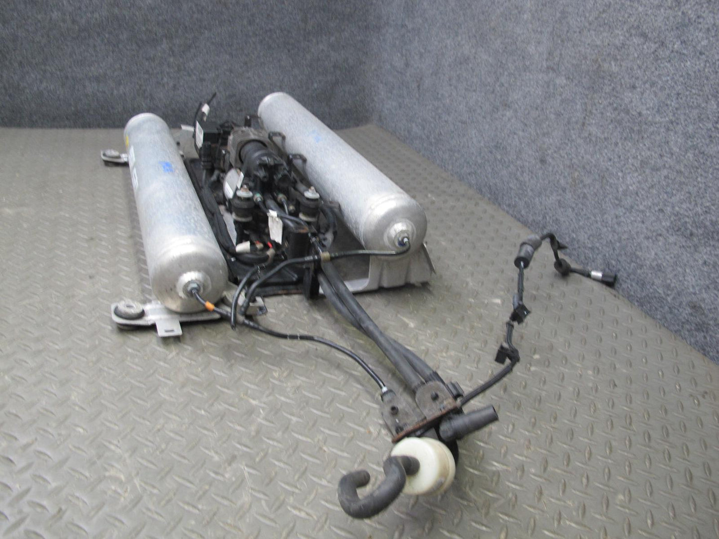 2017-2020 Maserati Levante M161 Air Suspension Compressor Pump w Reservoirs