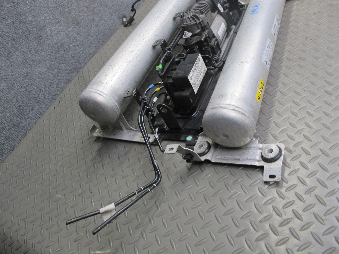 2017-2020 Maserati Levante M161 Air Suspension Compressor Pump w Reservoirs