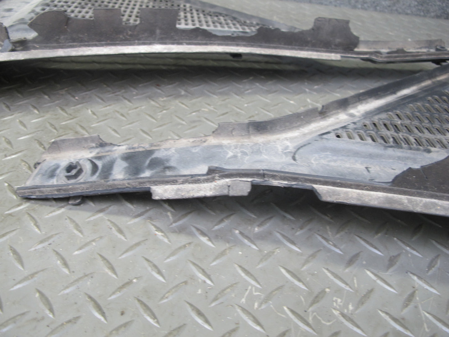 08-14 BMW E71 E72 X6 Front Windshield Left & Right Vent Cowl Grille Cover Set