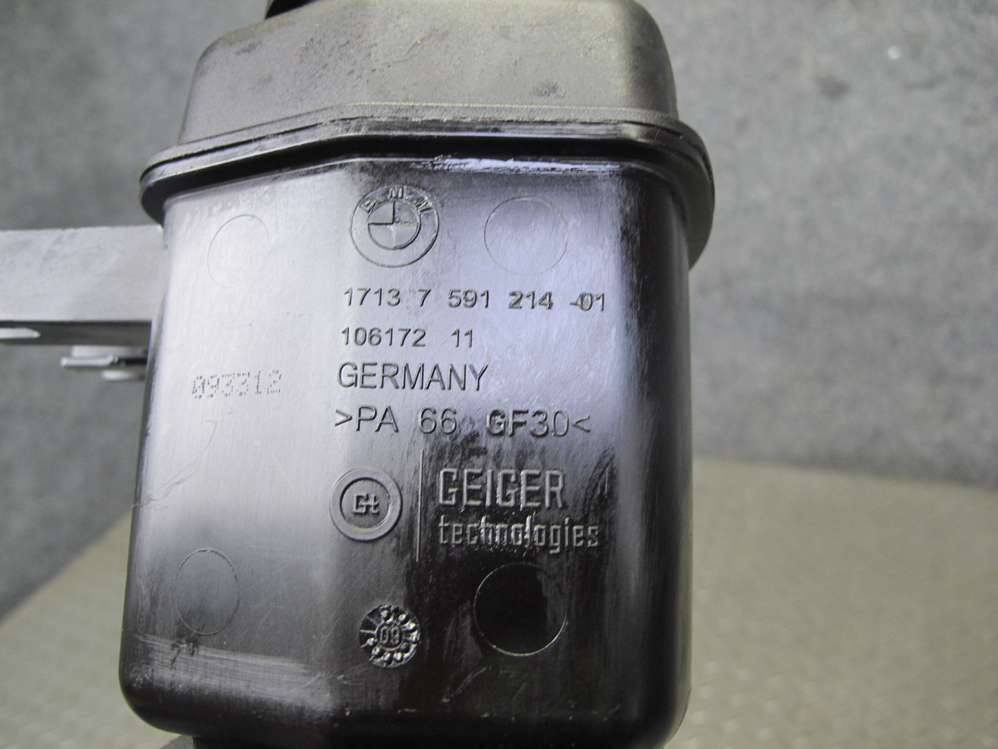 2010-2011 BMW E72 X6 Hybrid Engine Coolant Expansion Overflow Reservoir Tank