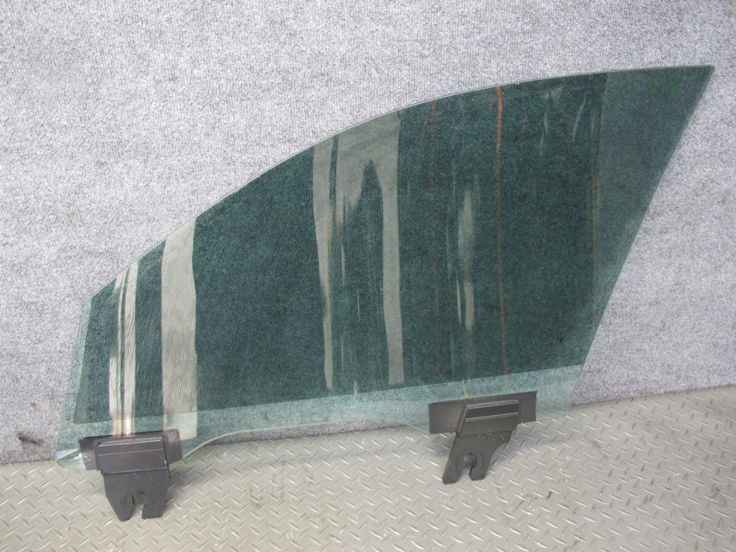 2017-2020 Maserati Levante M161 Front Right Door Glass Window