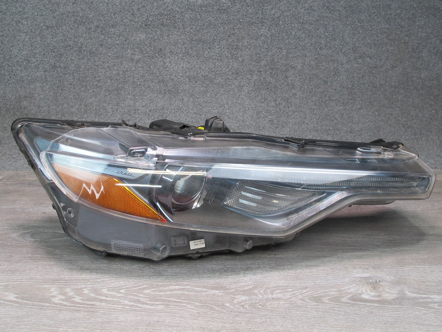2017-2020 Maserati Levante M161 Front Right Xenon HID Headlight Lamp Damaged