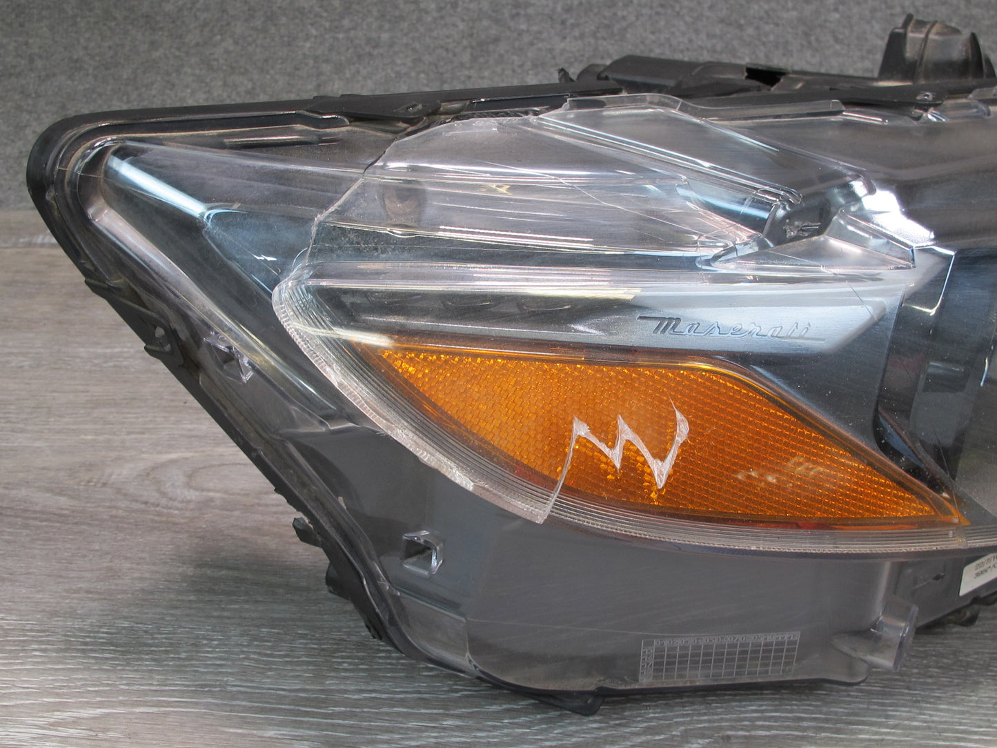 2017-2020 Maserati Levante M161 Front Right Xenon HID Headlight Lamp Damaged