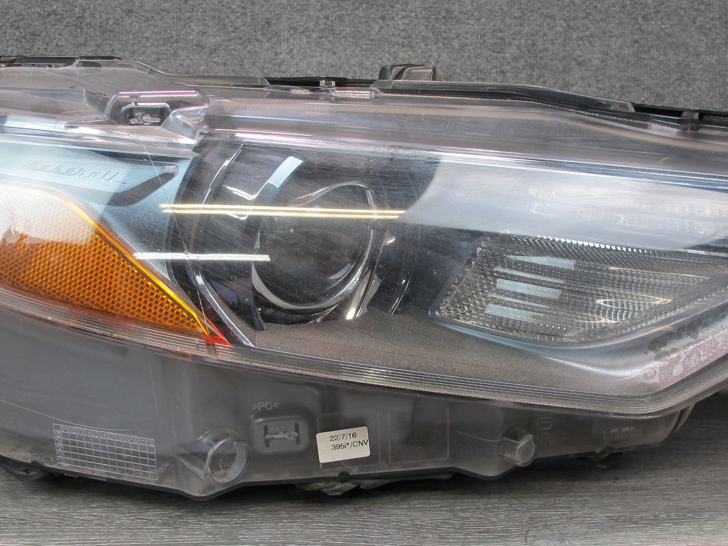 2017-2020 Maserati Levante M161 Front Right Xenon HID Headlight Lamp Damaged