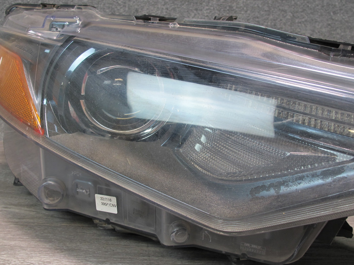 2017-2020 Maserati Levante M161 Front Right Xenon HID Headlight Lamp Damaged