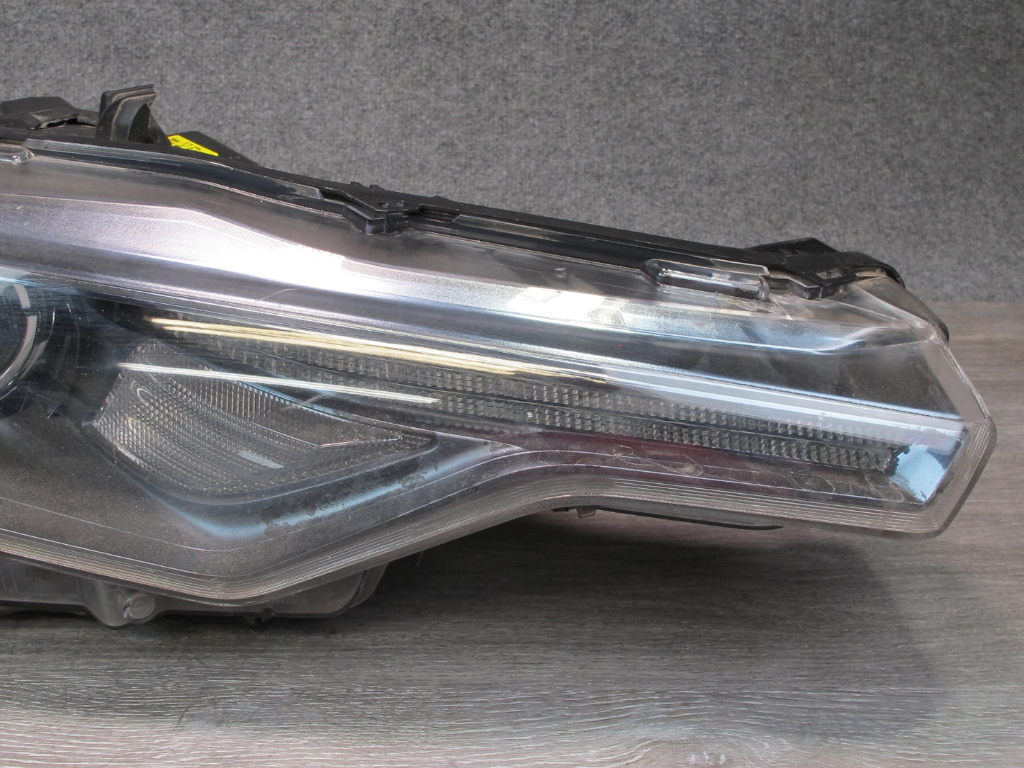 2017-2020 Maserati Levante M161 Front Right Xenon HID Headlight Lamp Damaged